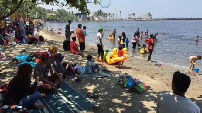 Wisata Pantai Mesir Ramai Pengunjung Meski Glombang Besar